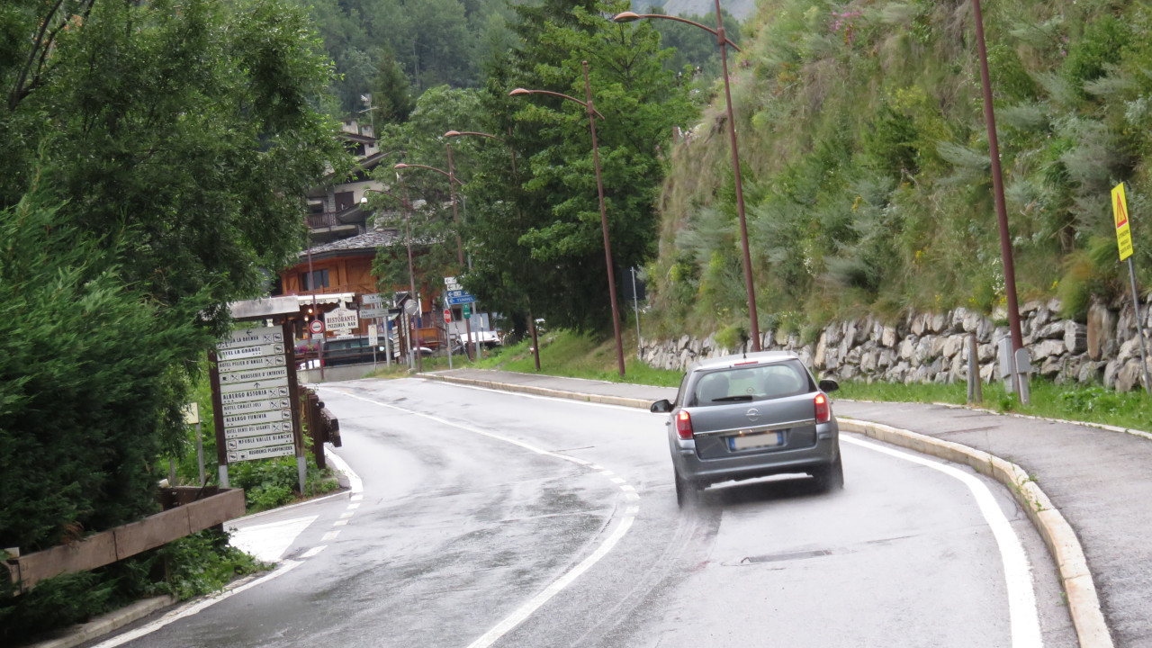 La strada di Entrèves, a Courmayeur, che porta in Val Ferret