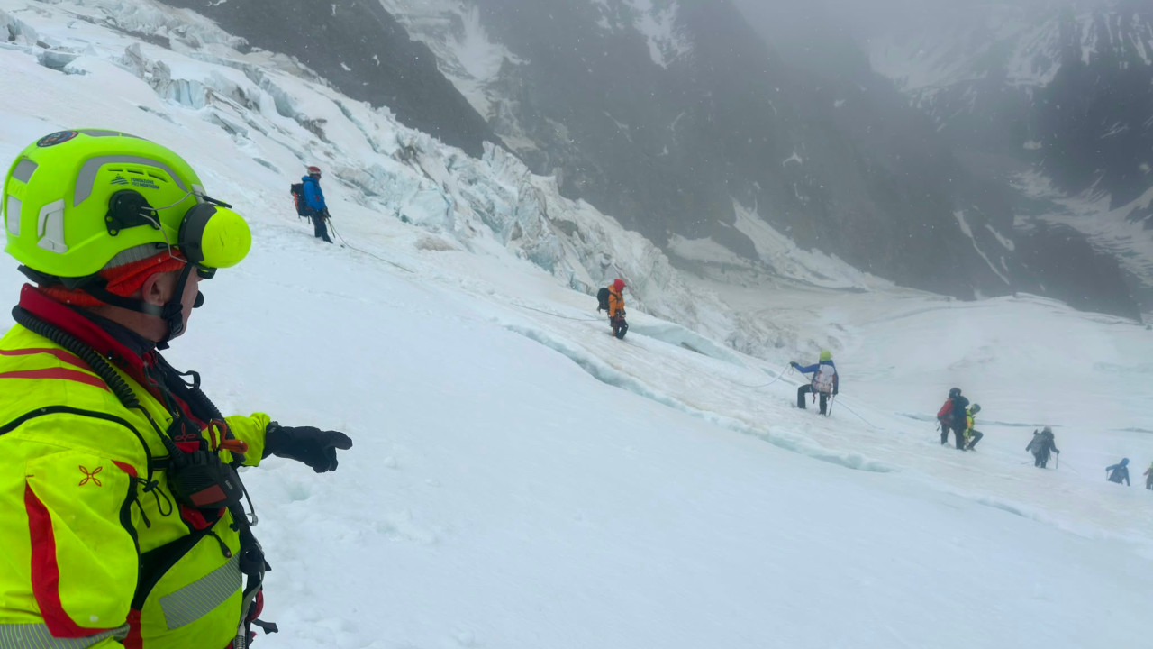 Gli operatori del Soccorso alpino valdostano impegnati nelle operazioni di recupero dell'alpinista