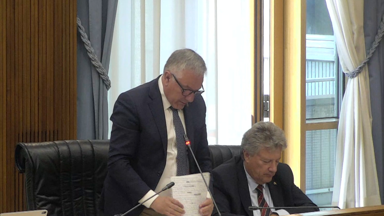 GALLERIE DI SORRELEY, IL CONSIGLIO CHIEDE LO STOP DEI LAVORI. AVS: SCELTA IRRESPONSABILE 2 Giulio Grosjacques, assessore regionale al turismo, sport e commercio, durante il suo intervento dai banchi del Consiglio Valle