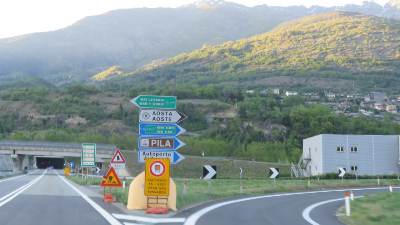 L'inizio del raccordo, a Quart, tra l'autostrada A5 e la strada statale 27