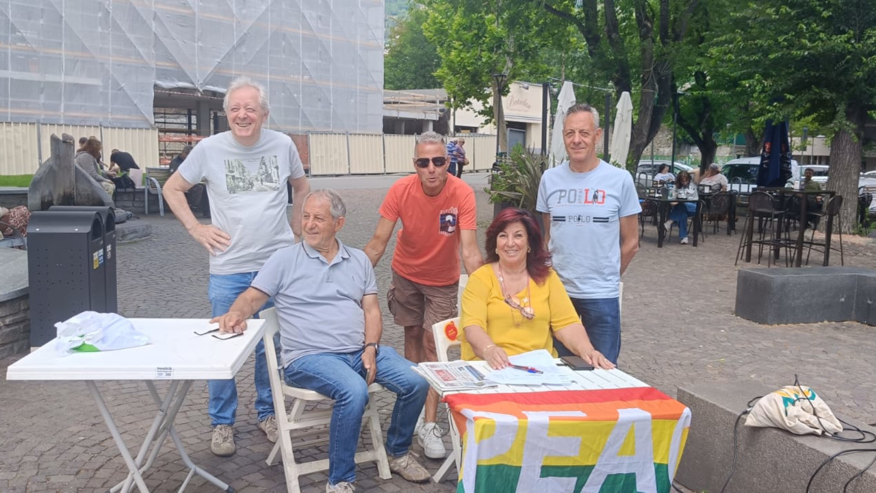 La raccolta firme di Uniti a Sinistra all'Arco d'Augusto