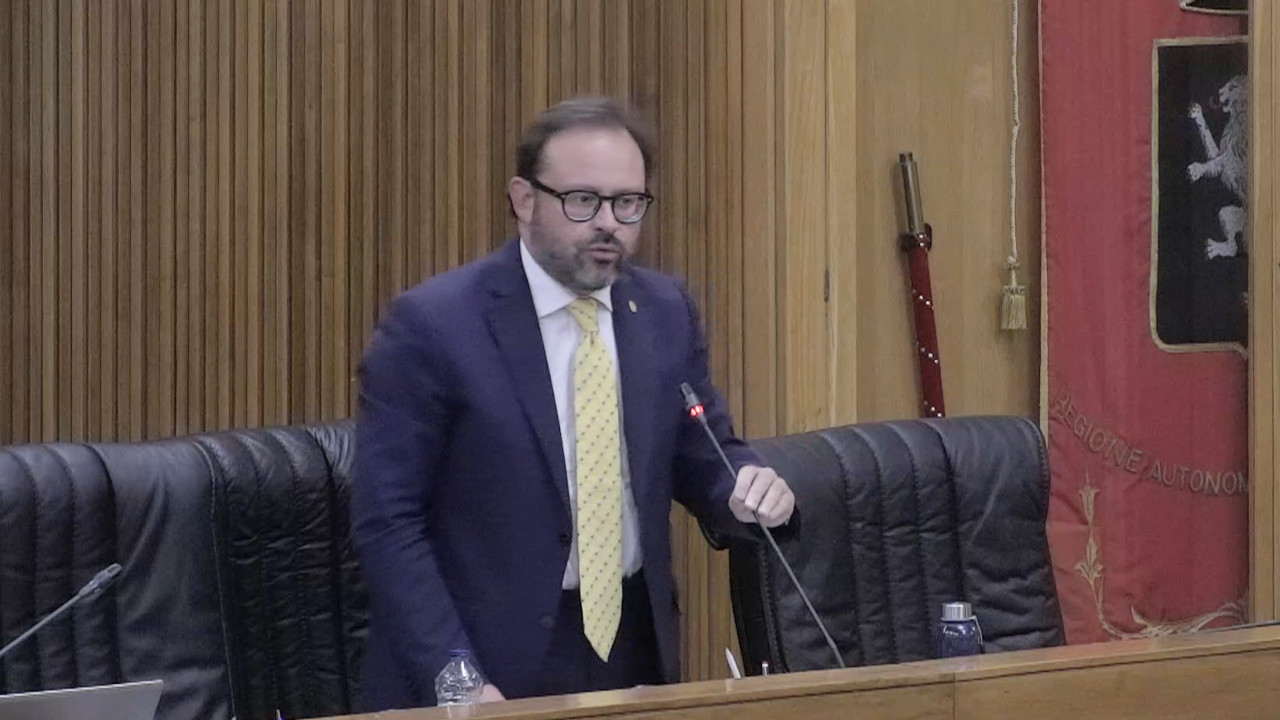 Il presidente del Consiglio Valle, Stefano Aggravi, mentre interviene tra i banchi