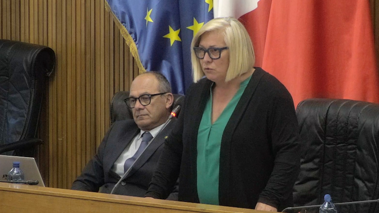 Loredana Petey mentre relaziona sulla proposta di legge di modifica dell'Osservatorio regionale antimafia