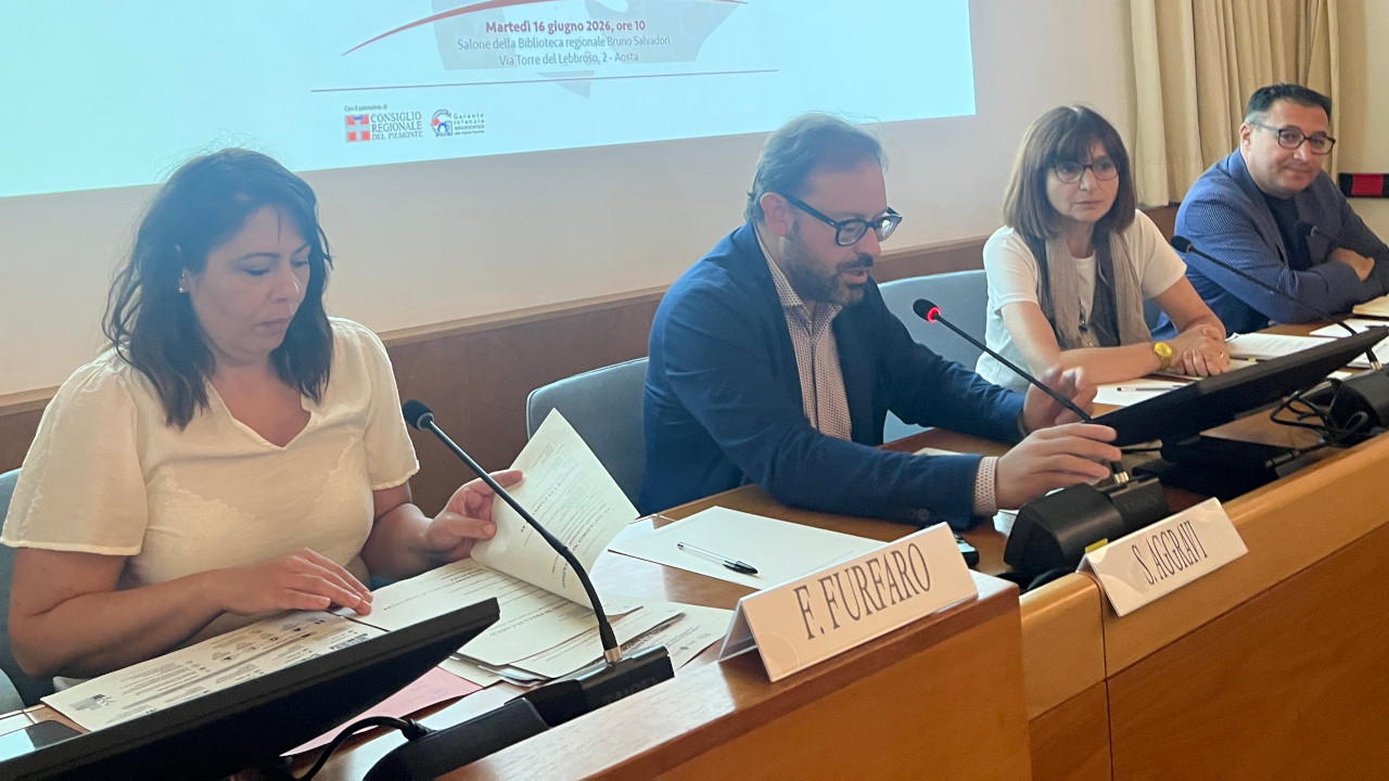 TUTORI VOLONTARI PER MSNA, IN VALLE D’AOSTA SERVONO NUOVE DISPONIBILITÀ 2 Il tavolo dei relatori dell'incontro: Fabiana Furfaro, assistente sociale e referente regionale per i progetti in favore dei MSNA, Stefano Aggravi, presidente del Consiglio Valle, Adele Squillaci, difensora civica della Valle d'Aosta e Giovanni Ravalli, garante per l’infanzia e l’adolescenza della Regione Piemonte