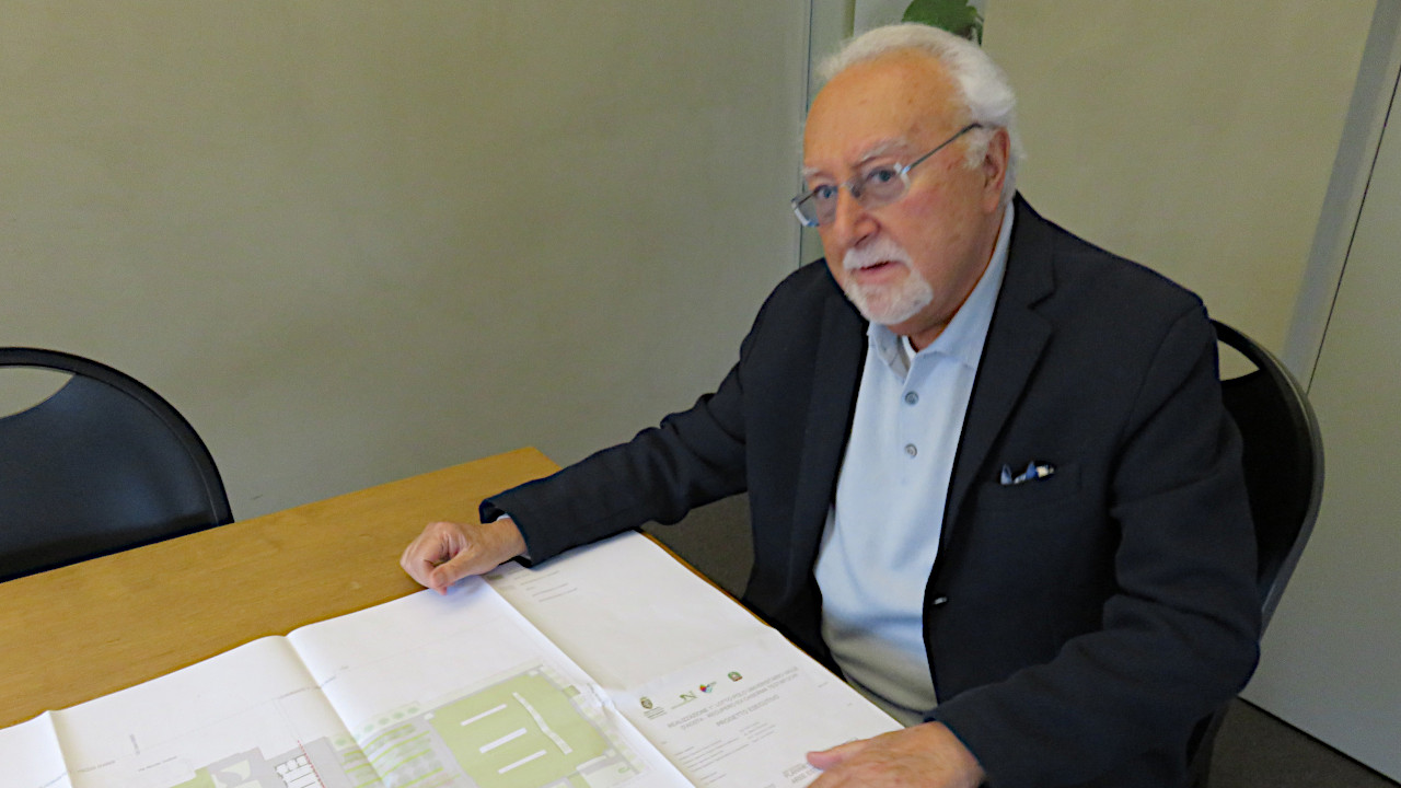 Bruno Milanesio con il progetto della Nuova università