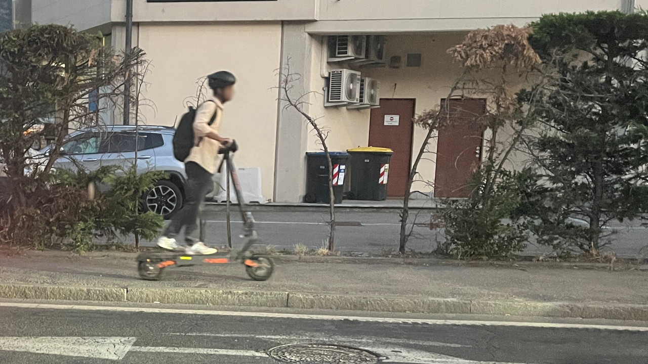 Un monopattino sul marciapiede, in corso Ivrea, nella 'circonvallazione' della Plaine