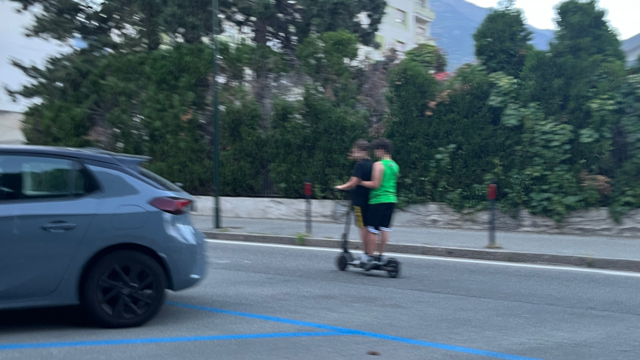 Due ragazzini su un monopattino, in viale della Pace ad Aosta