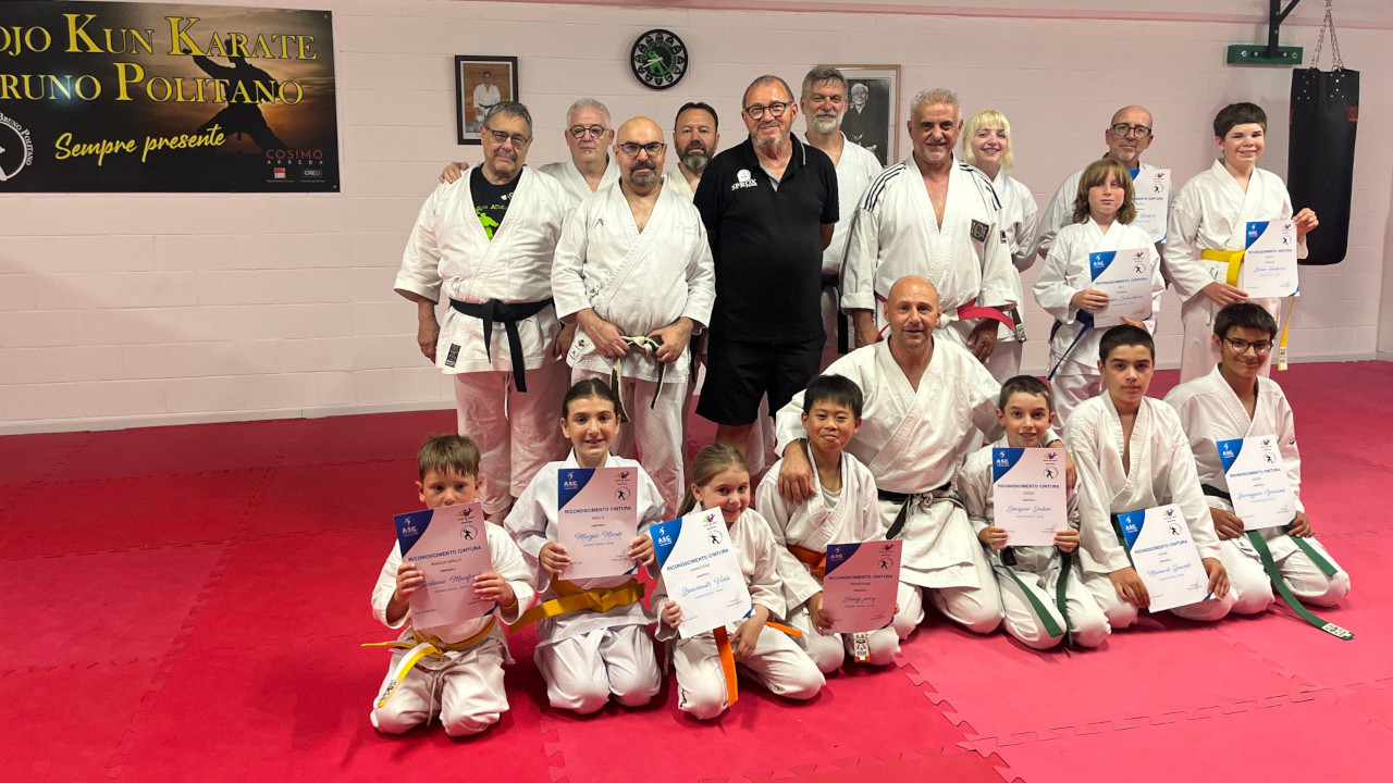 Il gruppo di maestri ed allievi del Dojo kun karate Bruno Politano