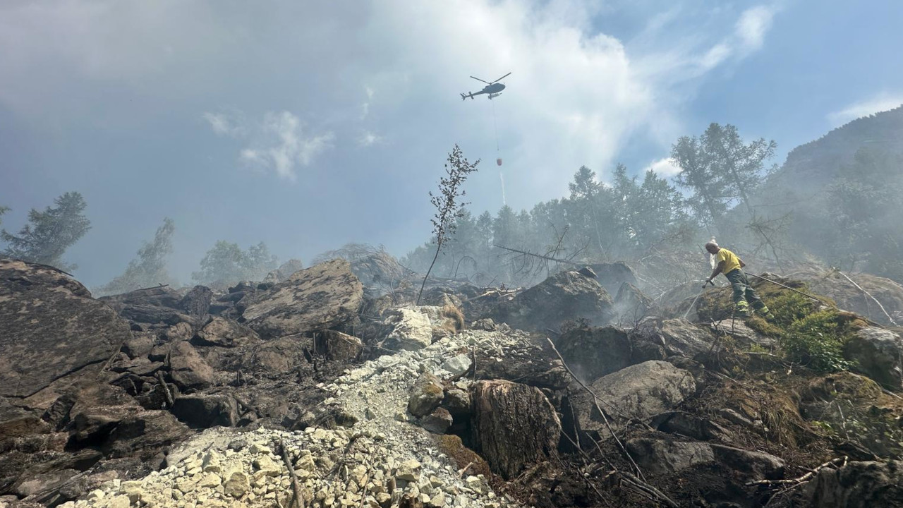 PRINCIPIO DI INCENDIO A HÔNE, FIAMME FERMATE DAL SA3 IN UN POMERIGGIO DI CALDO RECORD 1 L'intervento dell'elicottero in località Grangettes ad Hône