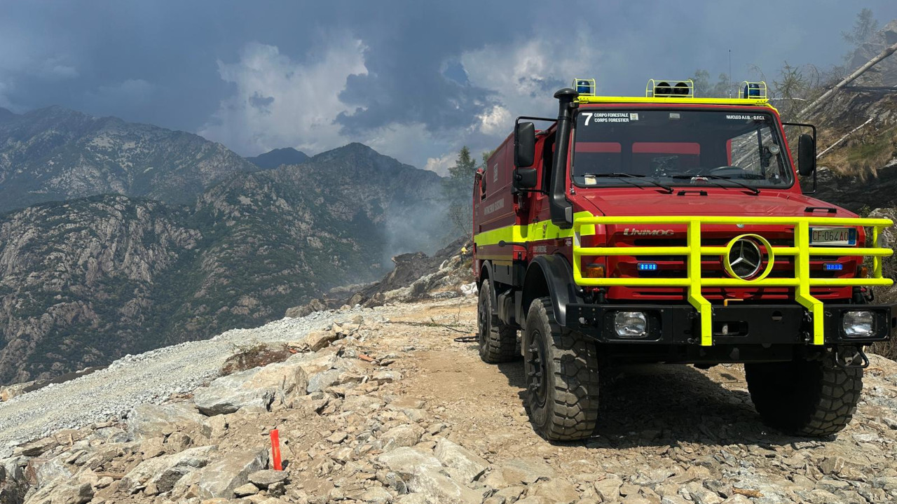 Un mezzo dei Vigili del fuoco nella zona di Hône interessata dall'incendio