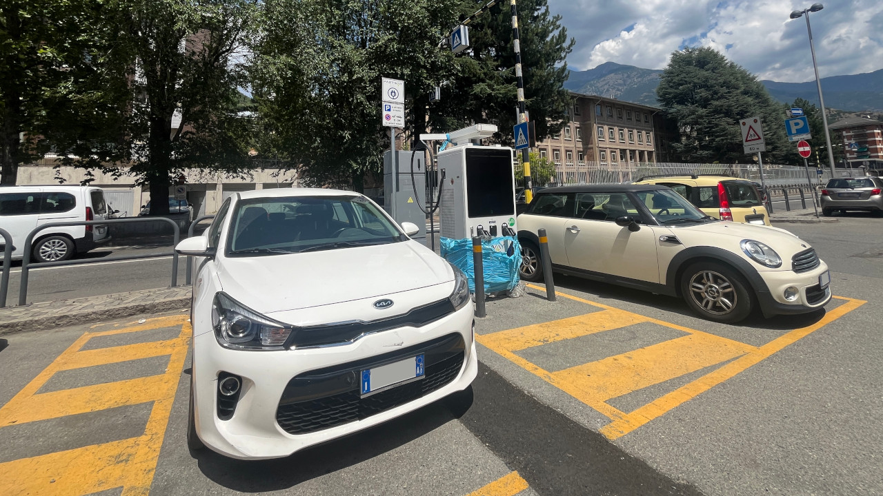 La nuova colonnina i cui stalli sono occupati abusivamente da auto termiche