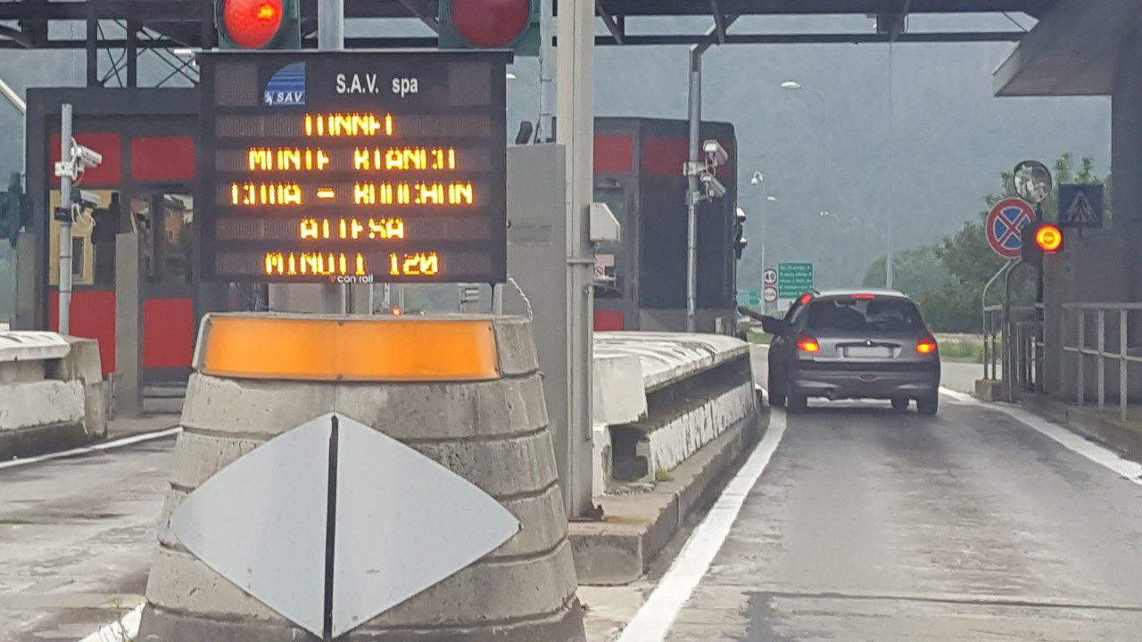 Un'automobilista al casello della A5 di Aosta est