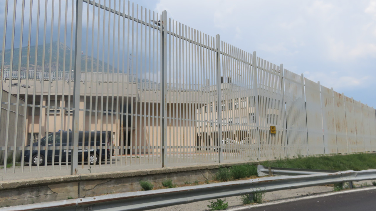 I mezzi della Polizia penitenziaria davanti all'ingresso della Casa circondariale di Brissogne