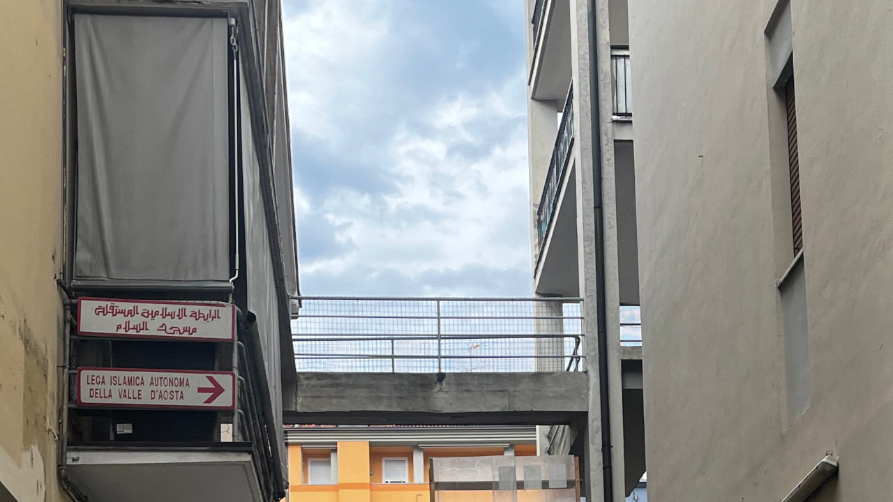 I cartelli che indicano la moschea di Aosta