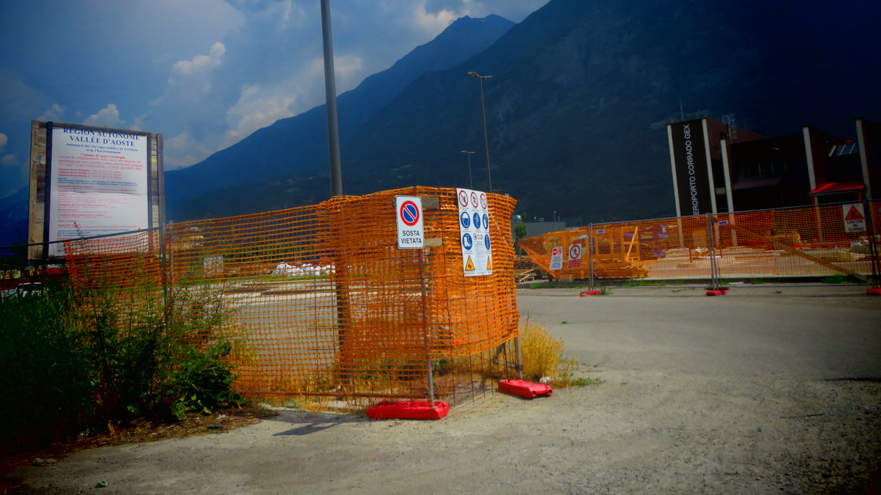 L'ingresso del cantiere del terminal dell'aeroporto 'Corrado Gex' di Saint-Christophe