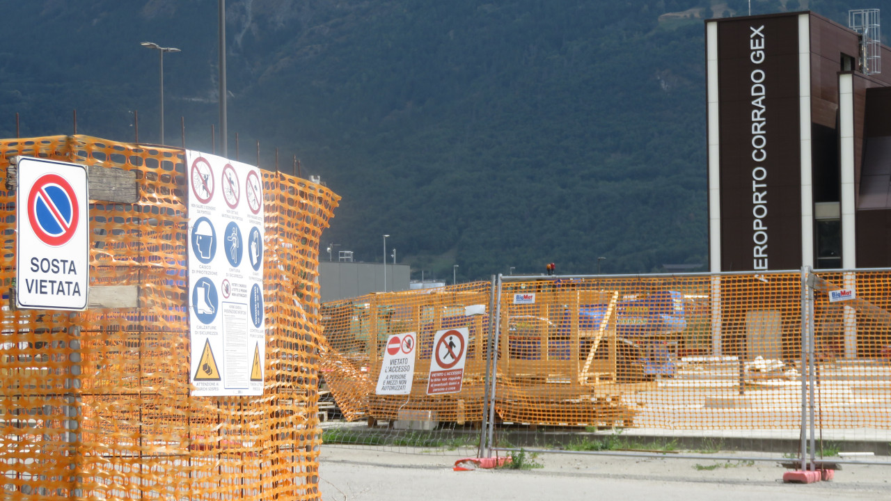 I lavori al terminal dell'aeroporto 'Corrado Gex' di Saint-Christophe