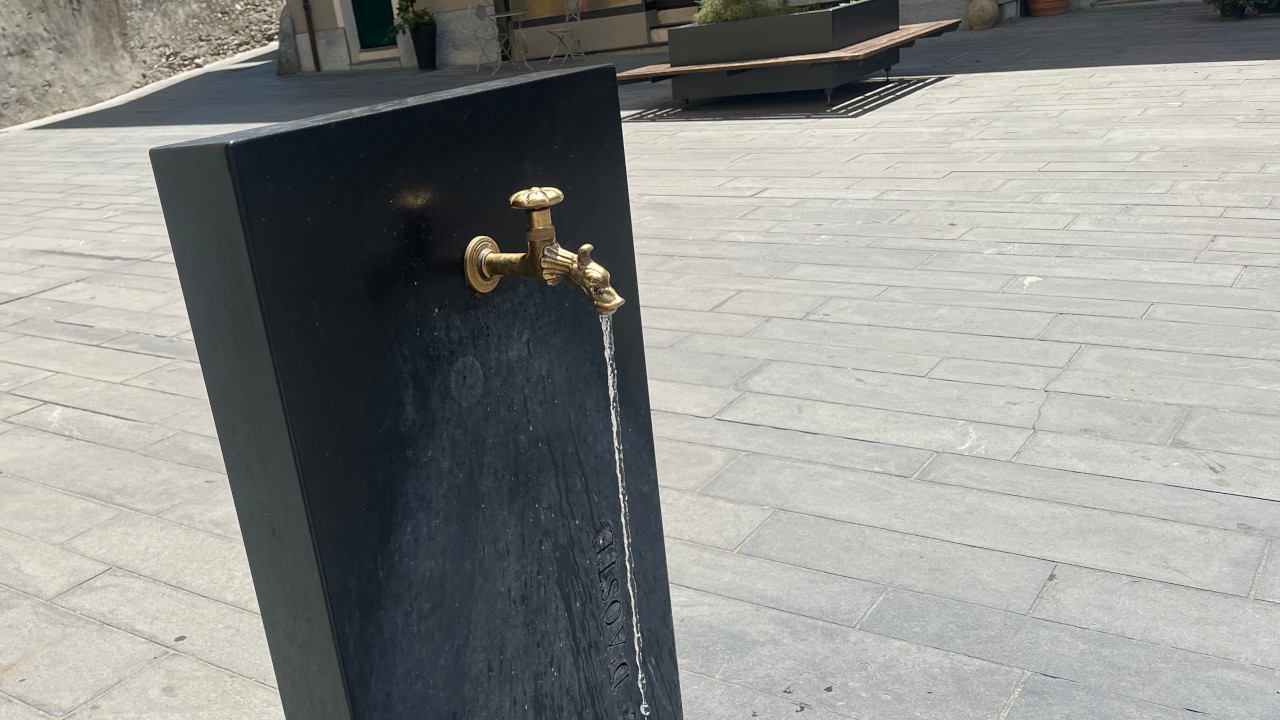 La fontanella in piazza Roncas ad Aosta con un nuovo rubinetto