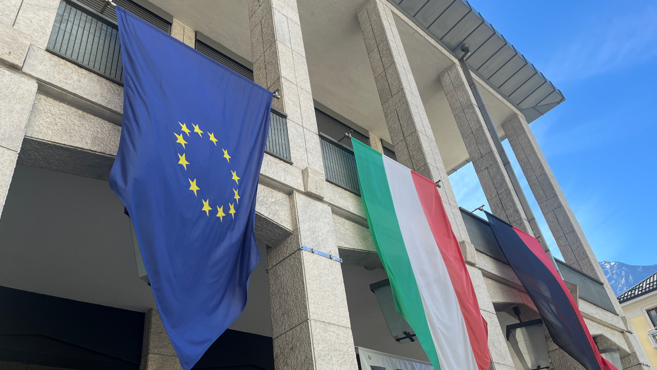 La bandiera europea esposta fuori da Palazzo regionale insieme a quella italiana e valdostana durante la riunione del Consiglio Valle