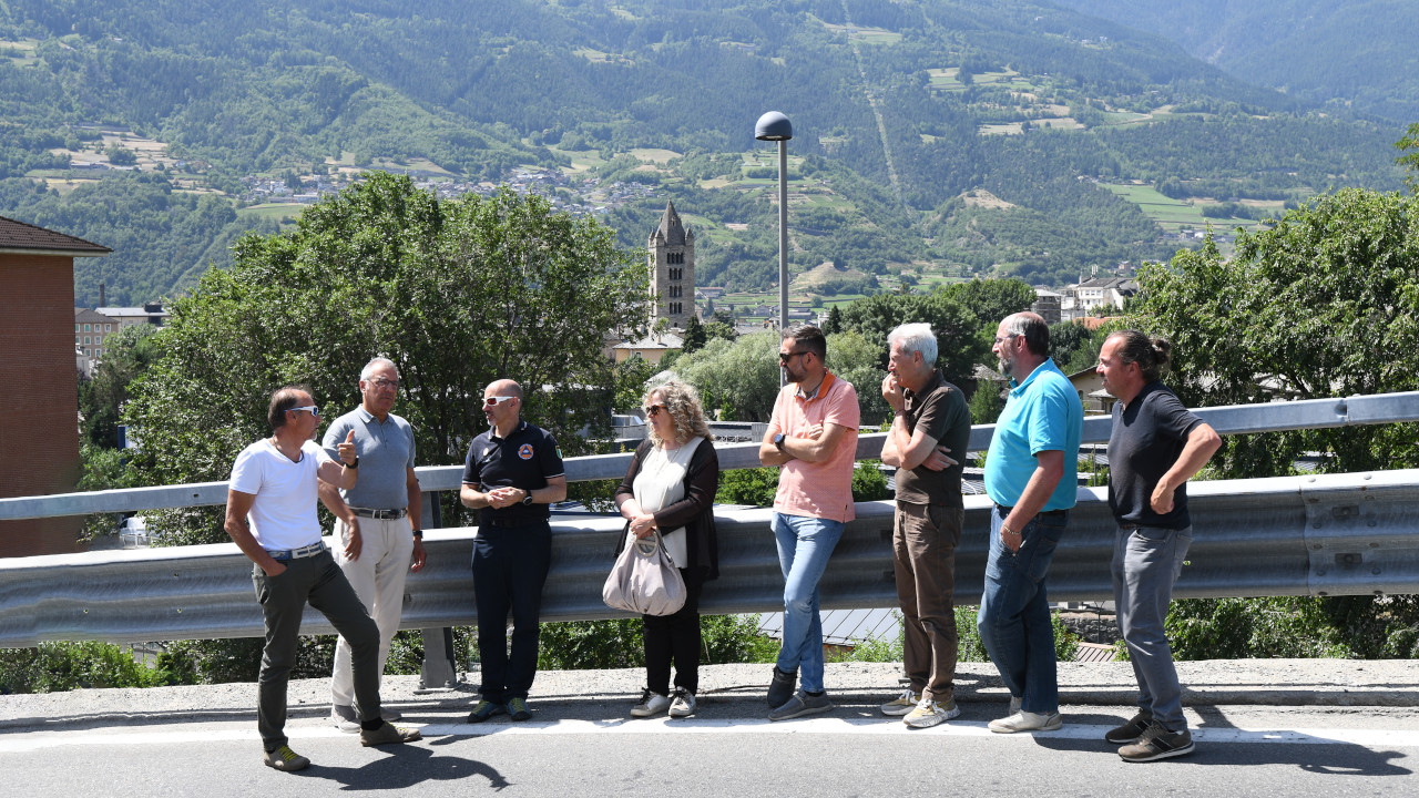 CHIUSO IL RACCORDO TRA A5 SS27: SOPRALLUOGO, NUOVE DEVIAZIONI E SCONTRO IN CONSIGLIO 2 Il sopralluogo della Protezione civile con i sindaci