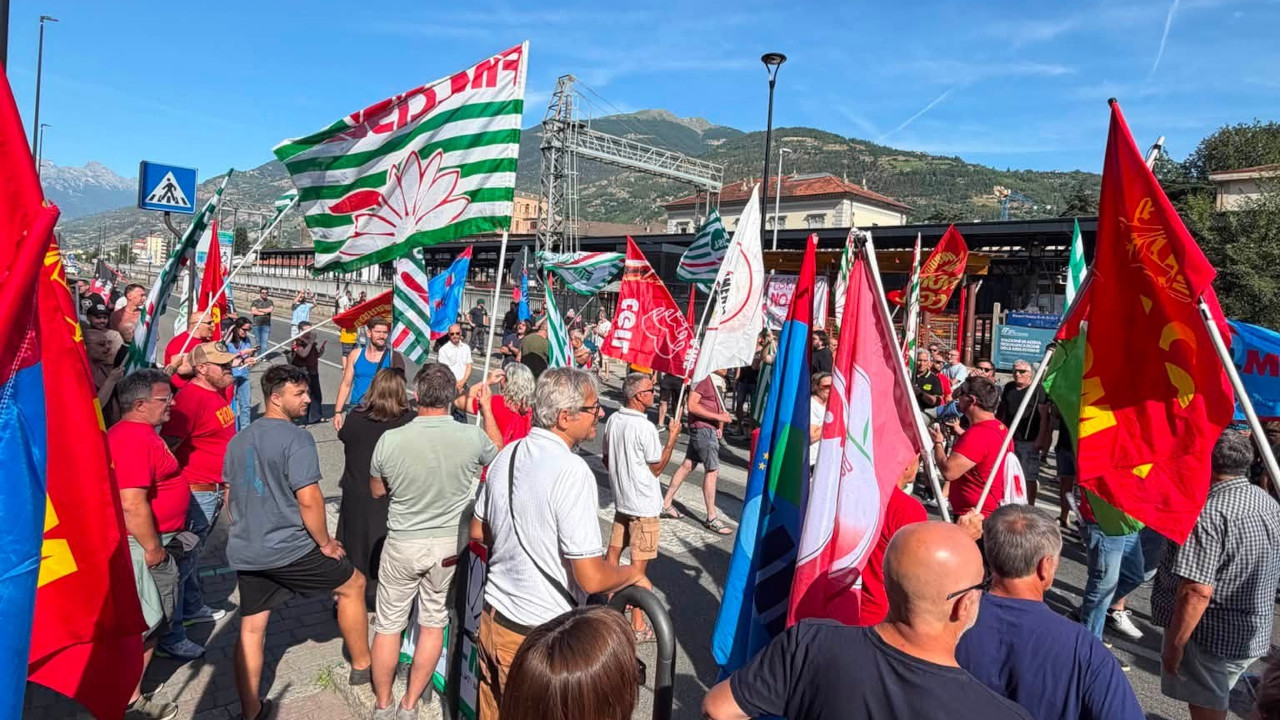 Manifestanti davanti alla Cogne Acciai Speciali di Aosta durante lo sciopero del 7 luglio