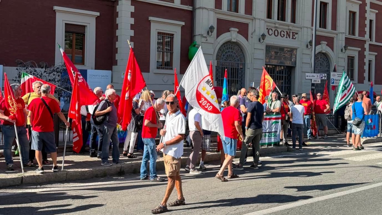 L'ingresso della Cogne Acciai Speciali di Aosta durante lo sciopero del 7 luglio