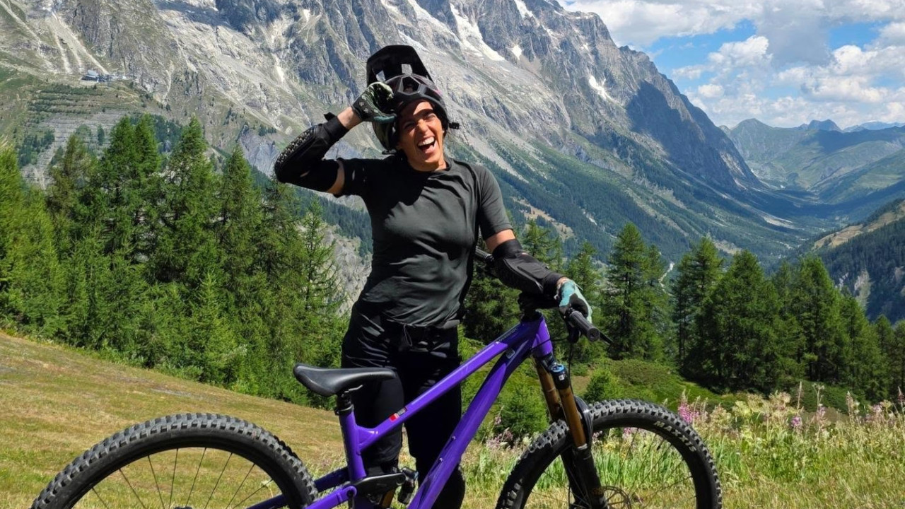 FEDERICA BRIGNONE TRA IL TEST DI USHUAIA, IL FUTURO SENZA I GIOCHI 2030 E UNA VITA OLTRE LO SCI 2 Federica Brignone in bicicletta in Valle d'Aosta