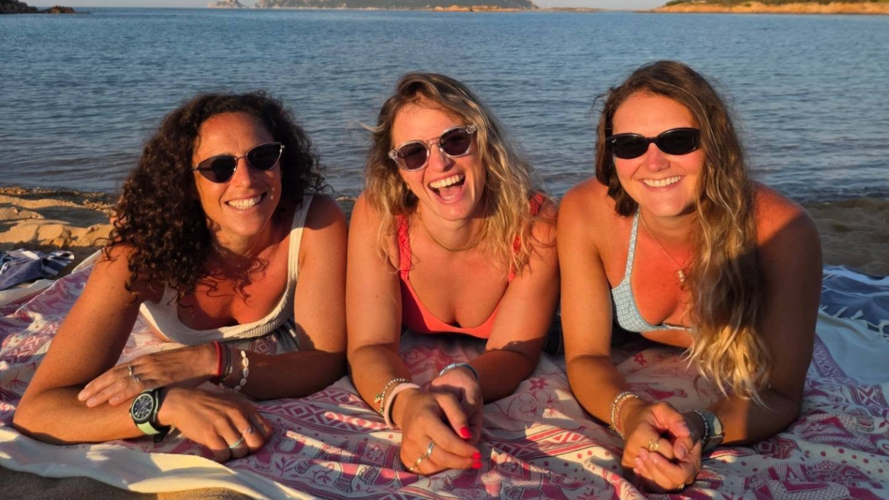FEDERICA BRIGNONE TRA IL TEST DI USHUAIA, IL FUTURO SENZA I GIOCHI 2030 E UNA VITA OLTRE LO SCI 1 Federica Brignone in vacanza in Sardegna insieme ad Asja Zenere e Laura Pirovano