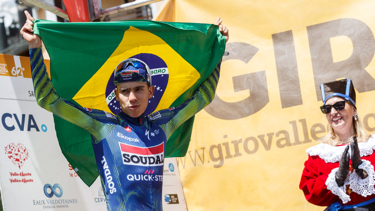Henrique Bravo festeggia la vittoria al Giro della Valle d’Aosta con la bandiera brasiliana [foto Alexis Courthoud]