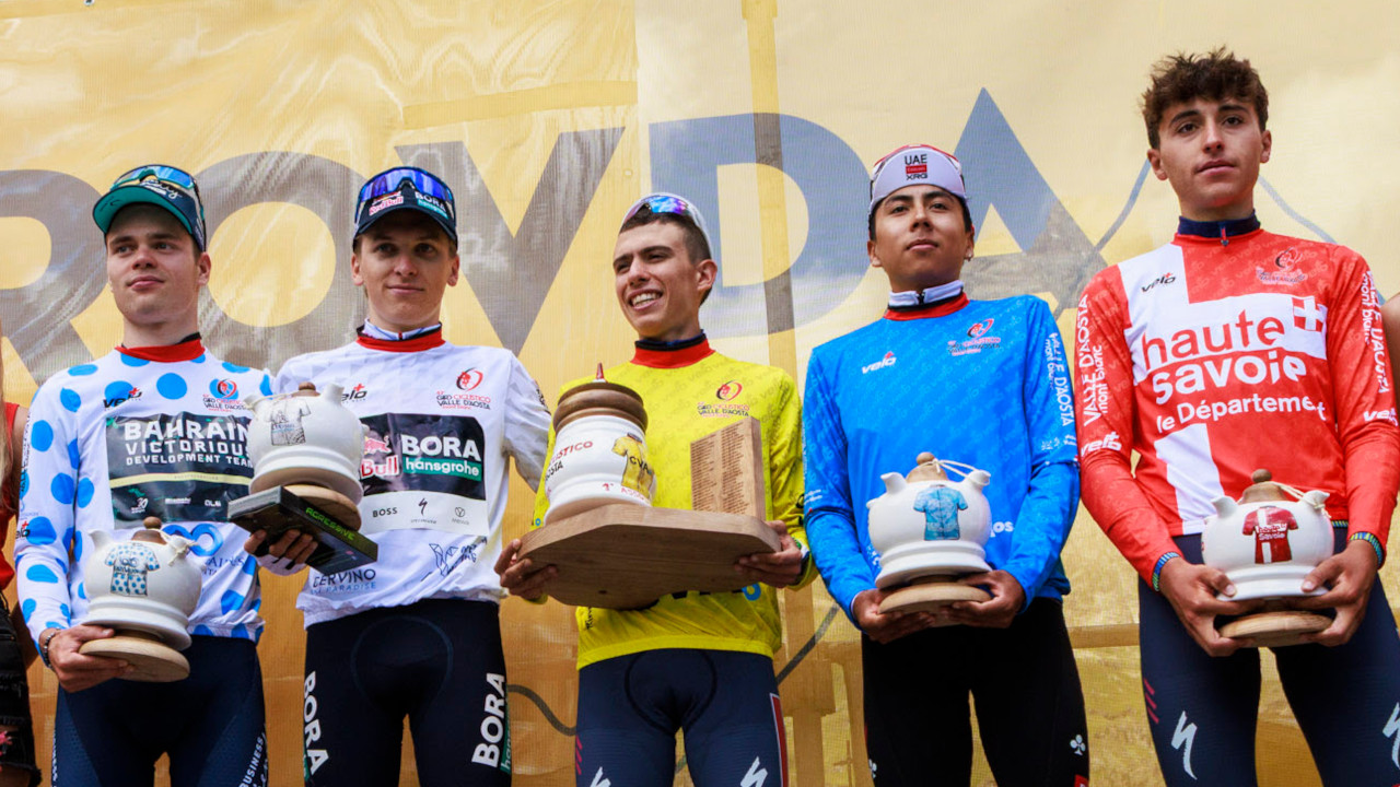 I vincitori delle classifiche del Giro della Valle d’Aosta: Kasper Borremans (pois/gpm), Gustave Blanc (bianca/ under 20), Henrique Bravo (gialla/generale), Mateo Pablo Ramírez (azzurra/punti) e Marc Zafra (biancorossa/sprint catch) [foto Alexis Courthoud]