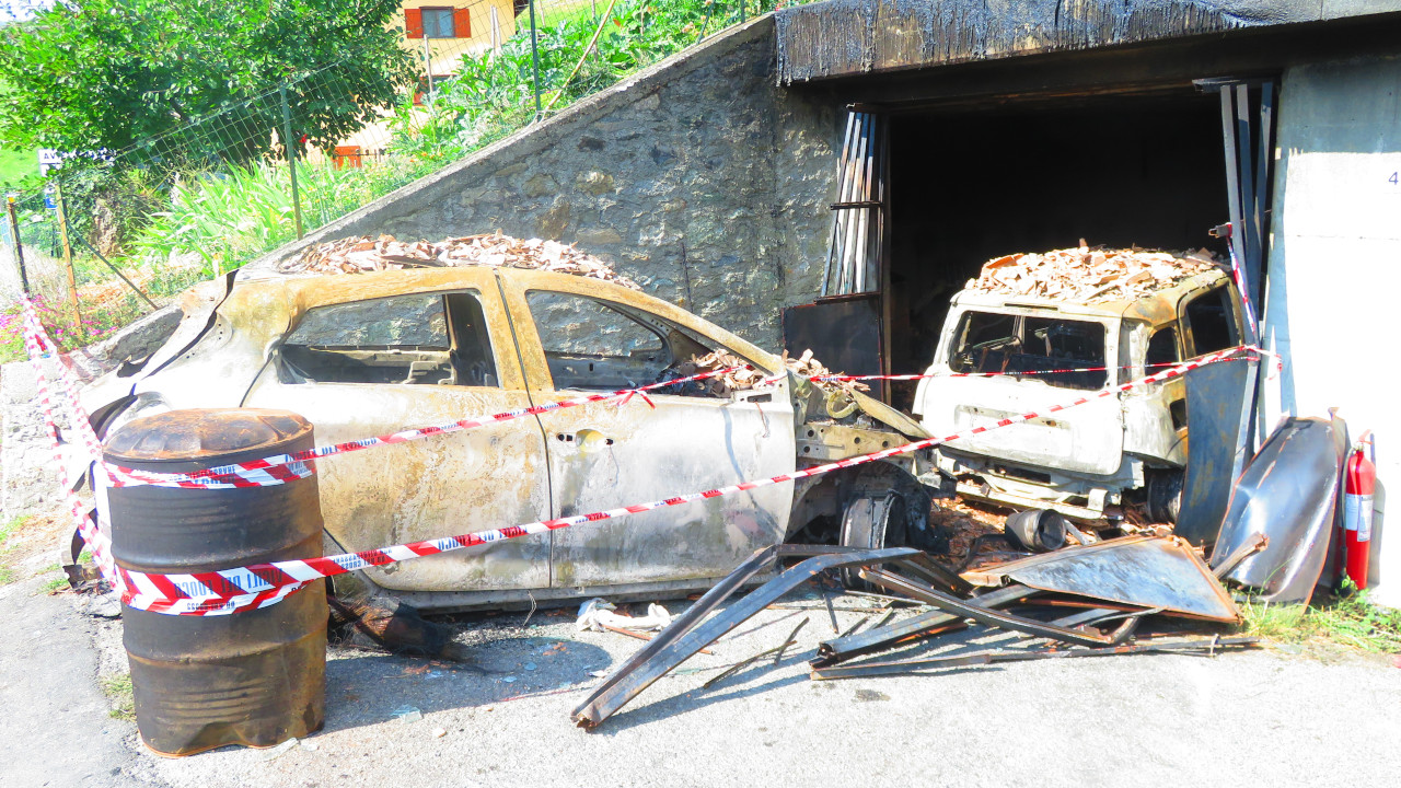 INCENDIO IN UN GARAGE AD ARPUILLES, CINQUE FERITI: ACCERTAMENTI IN CORSO SULLE CAUSE 1 Le due auto distrutte dall'incendio ad Arpuilles