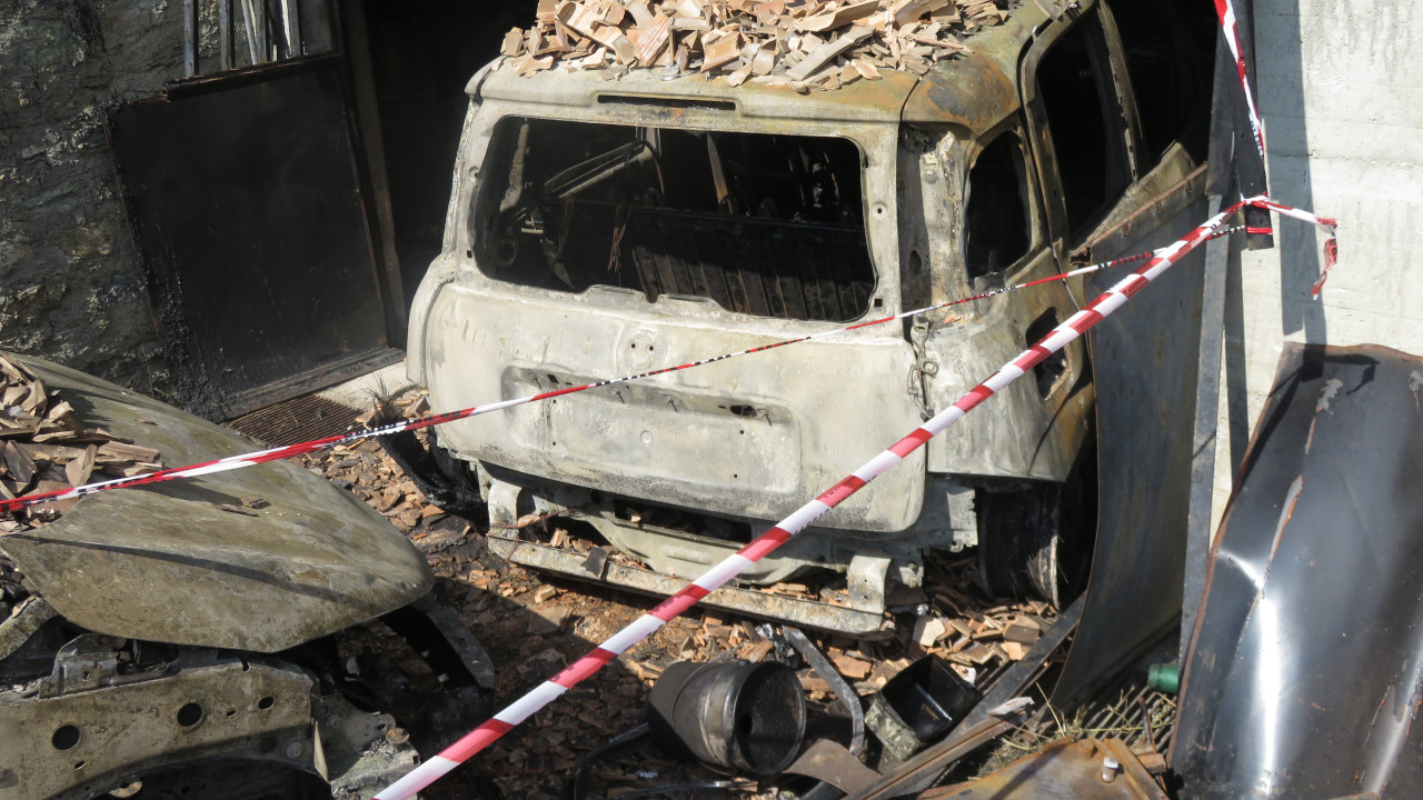 INCENDIO IN UN GARAGE AD ARPUILLES, CINQUE FERITI: ACCERTAMENTI IN CORSO SULLE CAUSE 2 Il dettaglio della carcassa della Fiat Panda bruciata