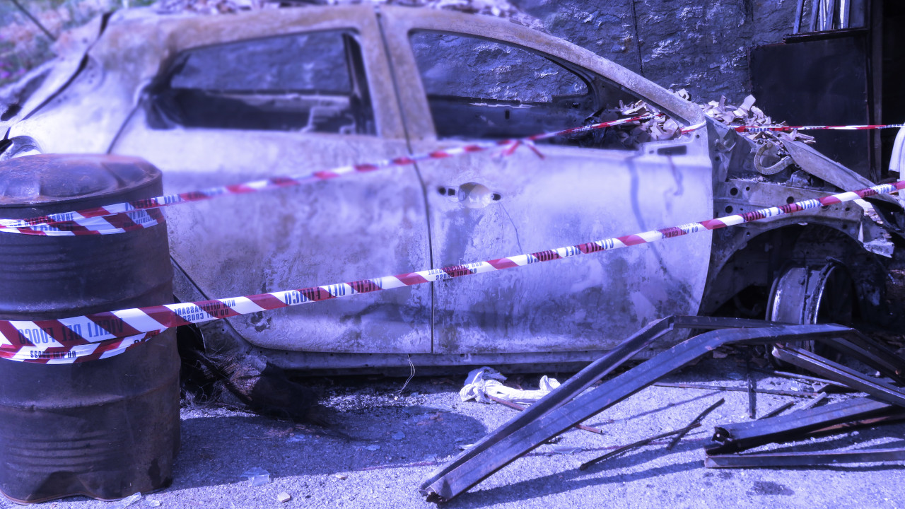 INCENDIO IN UN GARAGE AD ARPUILLES, CINQUE FERITI: ACCERTAMENTI IN CORSO SULLE CAUSE 3 La fiancata della Renault ZOE bruciata, il pacco batterie è sotto il pianale