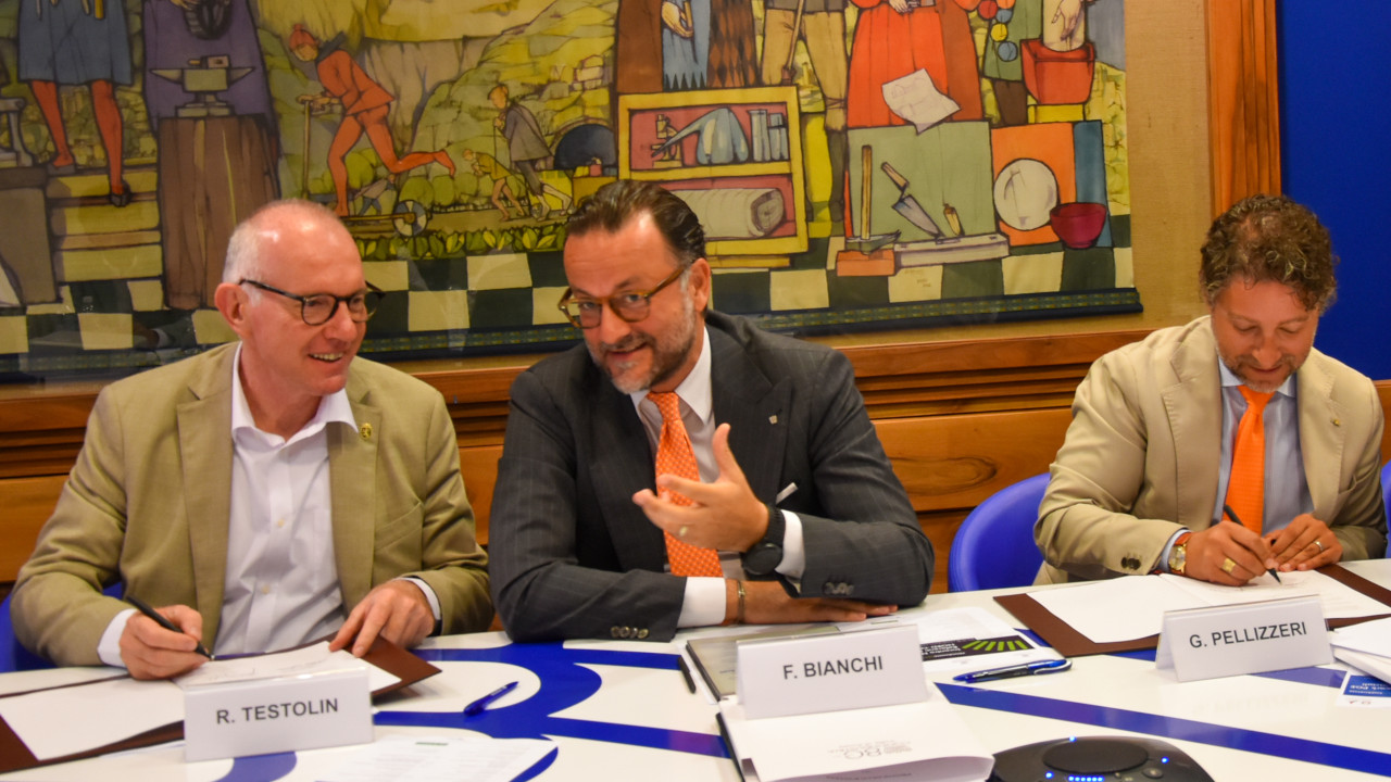 PROTOCOLLO TRA REGIONE E CONFINDUSTRIA VDA PER LA GESTIONE DELLE EMERGENZE 1 Renzo Testolin, Fausto Bianchi e Giovanni Pellizzeri durante la firma del protocollo